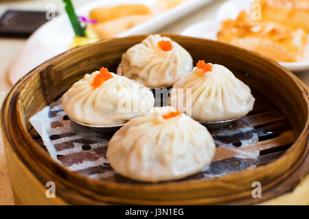 Porc à la vapeur baozi en soupe sur le vapeur en bambou Banque D'Images