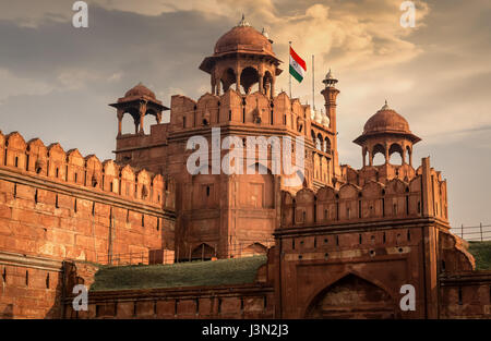 Fort rouge delhi au coucher du soleil avec moody sky. fort rouge est une ville fort en grès rouge désigné comme site du patrimoine mondial de l'unesco. Banque D'Images