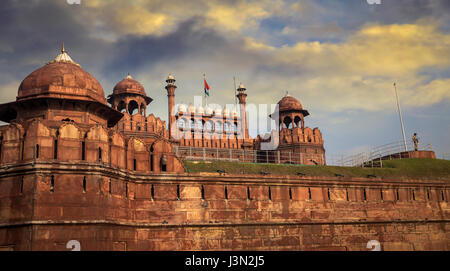 Fort rouge delhi au coucher du soleil avec moody sky. fort rouge est une ville fort en grès rouge désigné comme site du patrimoine mondial de l'unesco. Banque D'Images