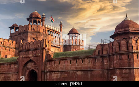 Fort rouge delhi au coucher du soleil avec moody sky. fort rouge est une ville fort en grès rouge désigné comme site du patrimoine mondial de l'unesco. Banque D'Images