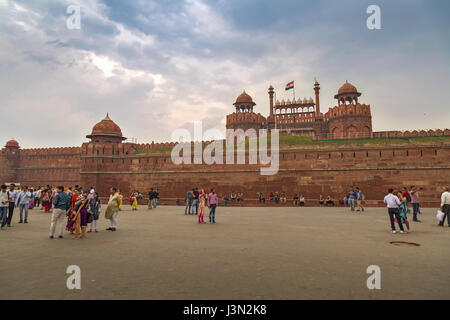 Les touristes à l'extérieur de Fort Rouge Delhi au coucher du soleil. Fort Rouge est un grès rouge fort construit par l'empereur Akbar et désigné comme site du patrimoine mondial de l'UNESCO. Banque D'Images