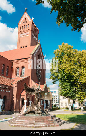 Minsk, Belarus. Sculpture de l'Archange Michael, substitution, Dragon Serpent à côté de façade principale de l'Église catholique romaine des Saints Simon et Helena ou rouge C Banque D'Images