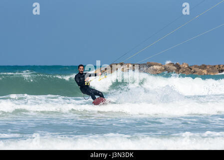 Homme kitesurf - 14 avril 2017, Tel Aviv, Israël Banque D'Images