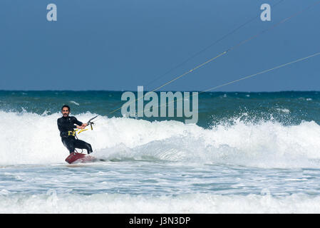 Homme kitesurf - 14 avril 2017, Tel Aviv, Israël Banque D'Images