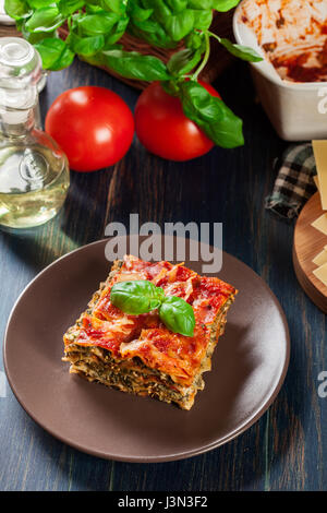 Morceau de Lasagne aux épinards chaud savoureux sur une assiette. La cuisine italienne. Vue d'en haut Banque D'Images