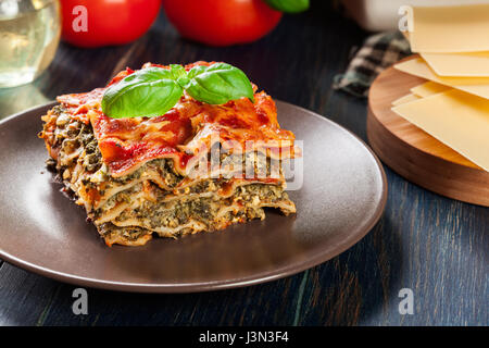 Morceau de Lasagne aux épinards chaud savoureux sur une assiette. La cuisine italienne. Banque D'Images