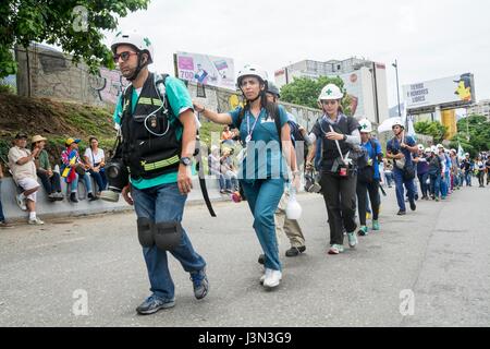 Ils sont les Primeros Auxilios UCV, ou les premiers intervenants de l'Université centrale du Venezuela, un groupe fondé en 2014 lors des manifestations d'étudiants qui Banque D'Images