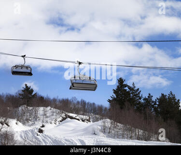 Télésiège et hors-pistes en pente de ski à journée d'hiver. Montagnes du Caucase. Tetnuldi Svaneti, région de la Géorgie. Banque D'Images