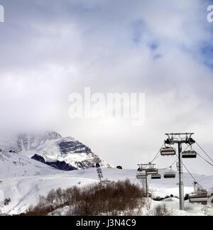 Sur le télésiège de ski et snow mountain dans le brouillard. Montagnes du Caucase, le Mont Tetnuldi Svaneti, région de la Géorgie. Banque D'Images