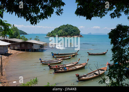 Sea Gypsy bateaux au village de Sanglu sur Ko Lanta, Thaïlande. Banque D'Images