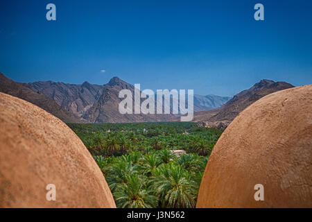 Vue sur la vallée de plantations dates Fort Nakhal - Sultanat d'Oman Banque D'Images