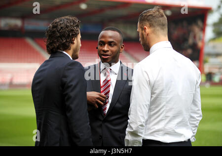 Stoke City's Ramadan Sobhi (gauche) Saido Berahino (centre) et Marko Arnautovic avant le premier match de championnat au stade de la vitalité, de Bournemouth. Banque D'Images