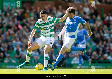 St Johnstone's Paul Paton (à droite) et le Celtic's Tom Rogic bataille pour la balle durant le Scottish Premiership match au Celtic Park, Glasgow. Banque D'Images