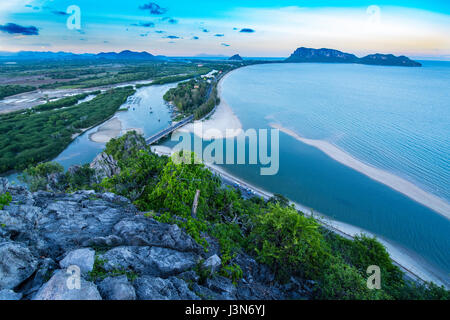 Vue sur une péninsule à Prachuap Khiri Khan, de l'haut de monkey temple. J'ai eu la chance d'obtenir une agréable soirée ainsi qu'aucune ingérence de singe. Banque D'Images