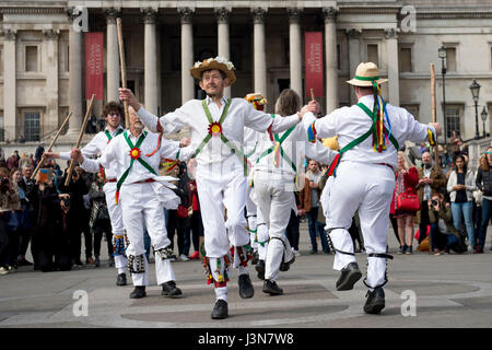 Les membres de la Cambridge Morris Men prendre part à la Westminster Morris Men's Journée annuelle de la danse à Trafalgar Square, Londres, avec des équipes de danse à travers l'Angleterre. Banque D'Images