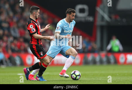 AFC Bournemouth's Lewis Cook (à gauche) et Stoke City's Geoff Cameron en action au cours de la Premier League match au stade de vitalité, de Bournemouth. Banque D'Images