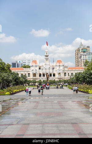 HO CH Minh, Vietnam - 22 février 2017 : des personnes non identifiées, en face de l'Hôtel de Ville d'Ho Chi Minh, Vietnam. Cty Hall a été construit dans un style colonial français Banque D'Images