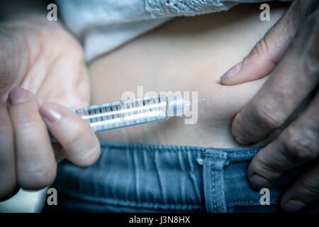 La glycémie diabète médecine et soins de santé de personnes concept - close up of woman avec injection d'insuline seringue faisant de lui-même à la maison Banque D'Images