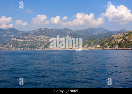 Vue de la côte amalfitaine de la mer aux beaux jours, la Campanie, Italie Banque D'Images