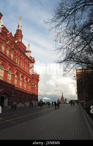 Moscou : le Musée Historique de l'État, entre la Place Rouge et Manege Square et la cathédrale de Saint Basil, construit sur ordre du tsar Ivan le Terrible Banque D'Images