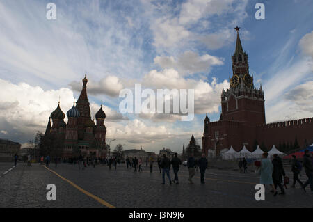 Le complexe fortifié de la muraille du Kremlin de Moscou avec la tour Spasskaya et la cathédrale de Saint Basil, 3 symboles de la ville donnant sur la Place Rouge Banque D'Images