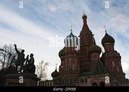 Moscou : le Monument de minine et Pojarski, statue en bronze par Ivan Martos, et la la cathédrale de Saint Basil, construit sur ordre du tsar Ivan le Terrible Banque D'Images