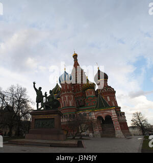 Moscou : le Monument de minine et Pojarski, statue en bronze par Ivan Martos, et la la cathédrale de Saint Basil, construit sur ordre du tsar Ivan le Terrible Banque D'Images