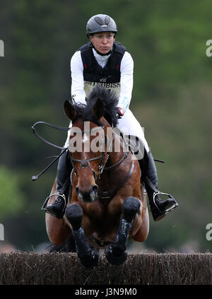 L'Geramny Ingrid Klimke sur Horseware Hale Bob vieux saute pendant la phase de cross-country sur le quatrième jour de la 2017 Badminton Horse Trials. Banque D'Images