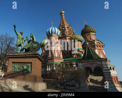 Moscou : le Monument de minine et Pojarski, statue en bronze par Ivan Martos, et la la cathédrale de Saint Basil, construit sur ordre du tsar Ivan le Terrible Banque D'Images