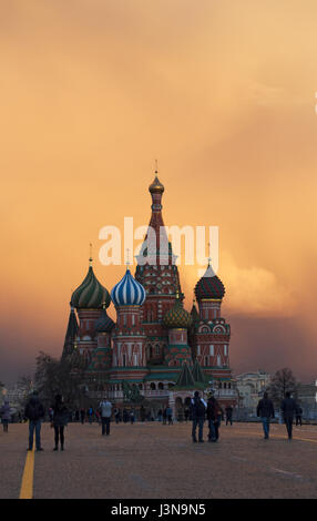 Moscou : coucher de soleil sur la cathédrale de Saint Basil, symbole de la ville, l'église construit sur ordre du tsar Ivan le Terrible pour commémorer la prise de Kazan Banque D'Images