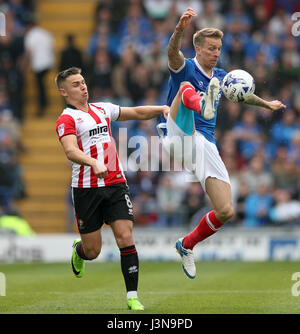 Le Portsmouth Carl Baker et Cheltenham Town est Billy Waters bataille pour la balle durant le ciel parier League Deux match à Fratton Park, Portsmouth. Banque D'Images