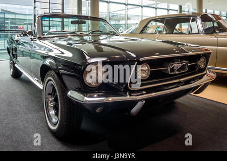 STUTTGART, ALLEMAGNE - Mars 03, 2017 : Pony car Ford Mustang V8 GT Cabrio, 1967. Plus grand d'Europe Exposition de voitures classiques 'RETRO' classiques Banque D'Images