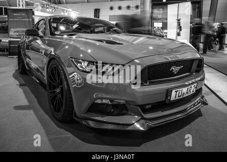 STUTTGART, ALLEMAGNE - Mars 03, 2017 : Pony car Ford Mustang GT Coupé Fastback AM1, 2016. Noir et blanc. Plus grand d'Europe Exposition de voitures classiques 'RETRO' classiques Banque D'Images