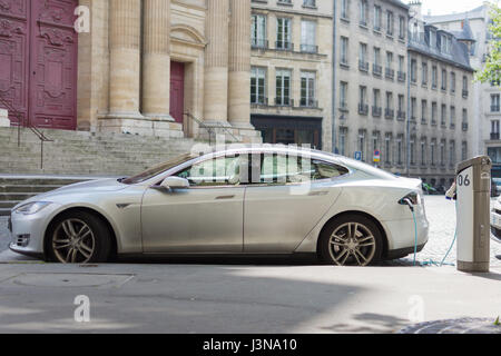 Paris, France 29e 2017 : voiture Tesla Paril chargement dans une rue de Paris Banque D'Images