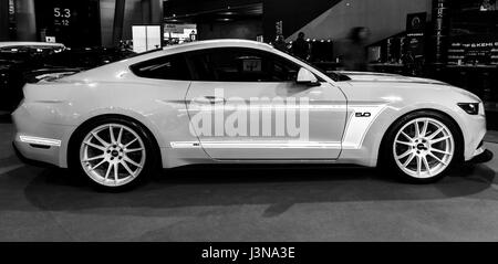 STUTTGART, ALLEMAGNE - Mars 03, 2017 : Pony car Ford Mustang GT Coupé Fastback AM2, 2016. Le noir et blanc.L'Europe plus grande exposition de voitures classiques 'RETRO' classiques Banque D'Images