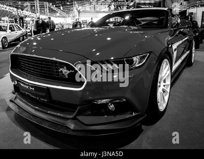 STUTTGART, ALLEMAGNE - Mars 03, 2017 : Pony car Ford Mustang GT Coupé Fastback AM2, 2016. Le noir et blanc.L'Europe plus grande exposition de voitures classiques 'RETRO' classiques Banque D'Images