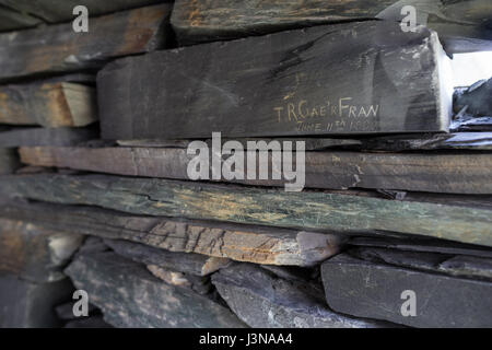 Carrière Dinorwic, au nord du Pays de Galles, Royaume-Uni. Le 05 mai, 2017. Le graffiti à l'intérieur de la cabane. Une aventure dans la carrière de Dinorwic : tunnels et échelles ; escalade et descente en rappel. Crédit : Michael Buddle/Alamy Live News Banque D'Images