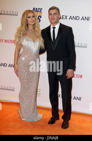 Bevely Hills, Ca. 5 mai, 2017. Paris Hilton, Chris Zylka, au 24e course annuelle pour effacer MS Gala à AloYoga au Beverly Hilton Hotel en Californie le 5 mai 2017. Credit : Fs/media/Alamy Punch Live News Banque D'Images