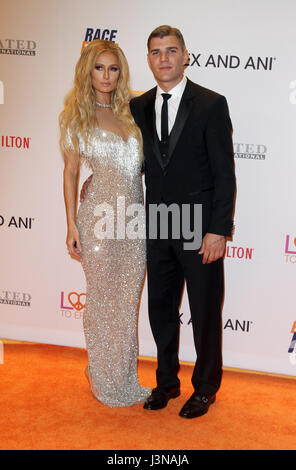 Bevely Hills, Ca. 5 mai, 2017. Paris Hilton, Chris Zylka, au 24e course annuelle pour effacer MS Gala à AloYoga au Beverly Hilton Hotel en Californie le 5 mai 2017. Credit : Fs/media/Alamy Punch Live News Banque D'Images