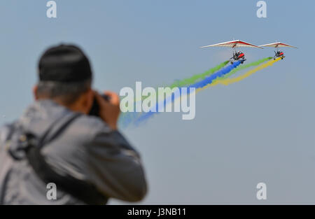 Wuhan, province du Hubei en Chine. 5 mai, 2017. Les gens regardent les performances de voltige au cours d'une compétition sportive aero à Wuhan, capitale de la province du Hubei en Chine centrale, le 5 mai 2017. Credit : Ke Hao/Xinhua/Alamy Live News Banque D'Images