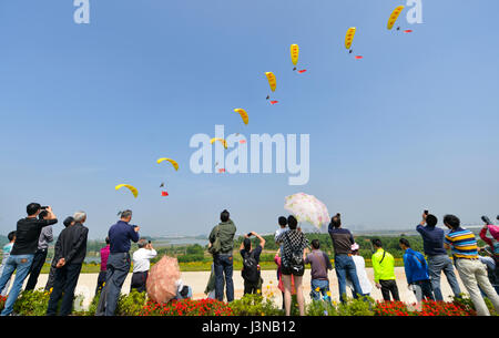 Wuhan, province du Hubei en Chine. 5 mai, 2017. Les gens regardent les performances de voltige au cours d'une compétition sportive aero à Wuhan, capitale de la province du Hubei en Chine centrale, le 5 mai 2017. Credit : Ke Hao/Xinhua/Alamy Live News Banque D'Images