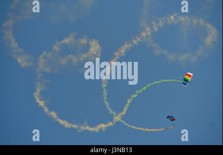 Wuhan, province du Hubei en Chine. 5 mai, 2017. Parachutisme Sportif effectuer au cours d'une compétition sportive aero à Wuhan, capitale de la province du Hubei en Chine centrale, le 5 mai 2017. Credit : Ke Hao/Xinhua/Alamy Live News Banque D'Images