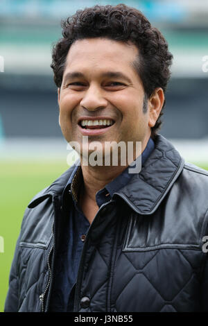 Londres, Royaume-Uni. 6 mai, 2017. Sachin Tendulkar. Photocall avec le légendaire cricketer, Sachin Tendulkar à Kia Oval, pour la sortie prochaine de son film, Sachin : un milliard de rêves. Le film suit le voyage de Sachin Tendulkar d'un jeune garçon de l'un des plus célèbres au sportif de tous les temps, presse le 26 mai. Réalisé par le cinéaste James Erskine, ce film permet aux fans d'entrer dans la vie du Master Blaster et disposent également d'Inde de cricket du legends M.S. Dhoni et Virender Sehwag. Rahman. Credit : Dinendra Haria/Alamy Live News Banque D'Images