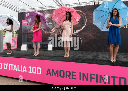 Olbia, Italie. 6 mai, 2017. Le début de la 2e étape du Giro d'Italia 2017 : Olbia - Tortolì. Credit : Giacomo Altamira/Alamy Live News Banque D'Images