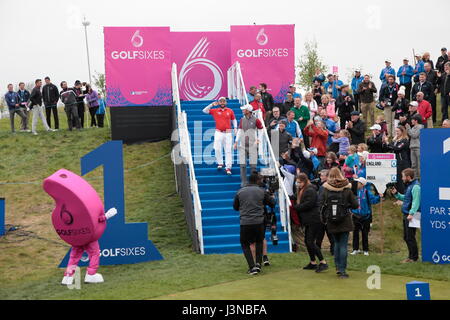 St Albans, Royaume-Uni. Le 05 mai, 2017. St Albans, Hertfordshire, UK L'équipe anglaise de Chris Wood et Andy Sullivan théâtralement entrez la première pièce en t arena lors de la première mise en scène d'GOLFSIXES un nouveau format court d'un tournoi de golf qui se joue sur 6 trous. Credit : Motofoto/Alamy Live News Banque D'Images