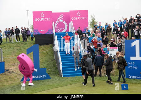 St Albans, Royaume-Uni. Le 05 mai, 2017. St Albans, Hertfordshire, UK L'équipe anglaise de Chris Wood et Andy Sullivan théâtralement entrez la première pièce en t arena lors de la première mise en scène d'GOLFSIXES un nouveau format court d'un tournoi de golf qui se joue sur 6 trous. Credit : Motofoto/Alamy Live News Banque D'Images