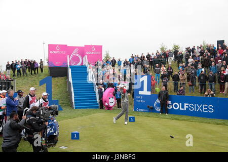 St Albans, Royaume-Uni. Le 05 mai, 2017. St Albans, Hertfordshire, UK L'équipe anglaise de Chris Wood et Andy Sullivan théâtralement entrez la première pièce en t arena lors de la première mise en scène d'GOLFSIXES un nouveau format court d'un tournoi de golf qui se joue sur 6 trous. Credit : Motofoto/Alamy Live News Banque D'Images