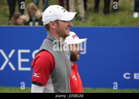 St Albans, Royaume-Uni. Le 05 mai, 2017. St Albans, Hertfordshire, UK L'équipe anglaise de Chris Wood et Andy Sullivan théâtralement entrez la première pièce en t arena lors de la première mise en scène d'GOLFSIXES un nouveau format court d'un tournoi de golf qui se joue sur 6 trous. Credit : Motofoto/Alamy Live News Banque D'Images