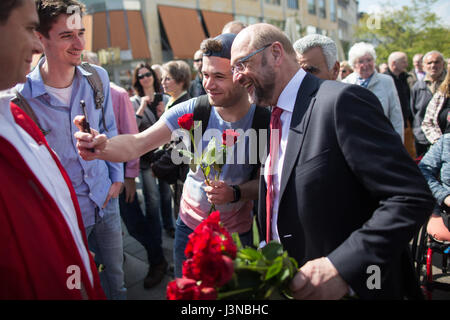 Et Mülheim an der Ruhr, Allemagne. 6 mai, 2017. dpatop - le candidat du SPD au poste de chancelier, Martin Schulz (R), de prendre une photo avec un jeune homme au cours d'une comparution à un événement de campagne et à Mülheim an der Ruhr, Allemagne, 06 mai 2017. Rhénanie du Nord-Westphalie's Landtag (parlement) de l'état élections auront lieu le 14 mai 2017. Photo : Marcel Kusch/dpa dpa : Crédit photo alliance/Alamy Live News Banque D'Images