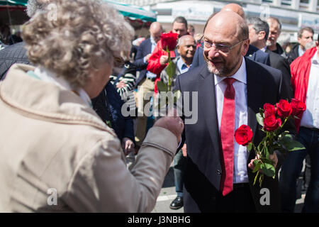 Et Mülheim an der Ruhr, Allemagne. 6 mai, 2017. Le candidat du SPD au poste de chancelier, Martin Schulz (R), distribue des roses aux citoyens lors d'une comparution à un événement de campagne et à Mülheim an der Ruhr, Allemagne, 06 mai 2017. Rhénanie du Nord-Westphalie's Landtag (parlement) de l'état élections auront lieu le 14 mai 2017. Photo : Marcel Kusch/dpa dpa : Crédit photo alliance/Alamy Live News Banque D'Images